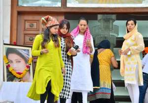 Television actress Pratyusha Banerjee recently sent the entire glam town in a state of shock after the news of her death broke. The actress who had rose to fame as Anandi from Balika Vadhu committed suicide at her Goregaon home on April 01. While the actual cause of her death is a mystery which is yet to be unfolded, it is reported that her boyfriend Rahul Raj Singh has a key role in her suicide. The police are still investigating the case. On Tuesday, the family held a prayer meet for their beloved daughter Pratyusha in a Gurudwara in Mumbai. The prayer meet was attended by several celebs from the television fraternity. Television actress Pratyusha Banerjee recently sent the entire glam town in a state of shock after the news of her death broke. The actress who had rose to fame as Anandi from Balika Vadhu committed suicide at her Goregaon home on April 01. While the actual cause of her death is a mystery which is yet to be unfolded, it is reported that her boyfriend Rahul Raj Singh has a key role in her suicide. The police are still investigating the case. On Tuesday, the family held a prayer meet for their beloved daughter Pratyusha in a Gurudwara in Mumbai. The prayer meet was attended by several celebs from the television fraternity.