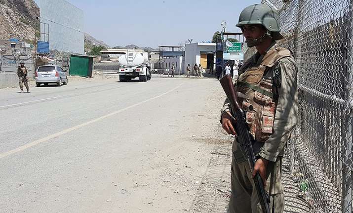 Hundreds of Afghans stranded as Pakistan seals Torkham
