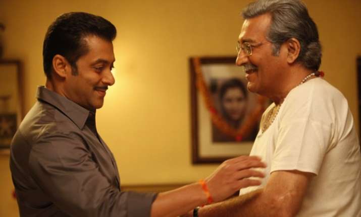 Salman Khan visits ailing Vinod Khanna at hospital