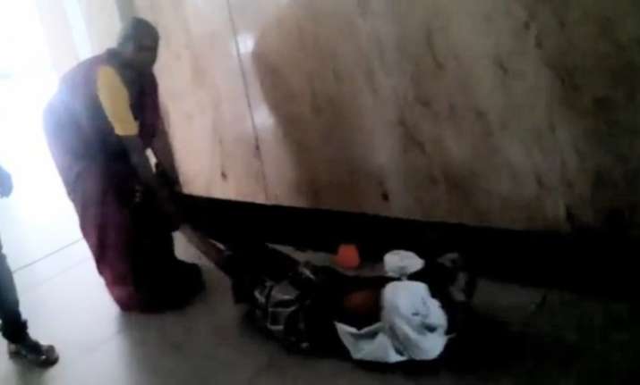 karnataka hospital woman drags husband