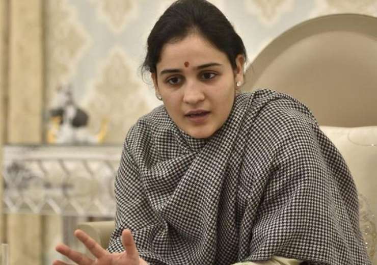 If Akhilesh bhaiyya is a man of words, he should hand over SP to