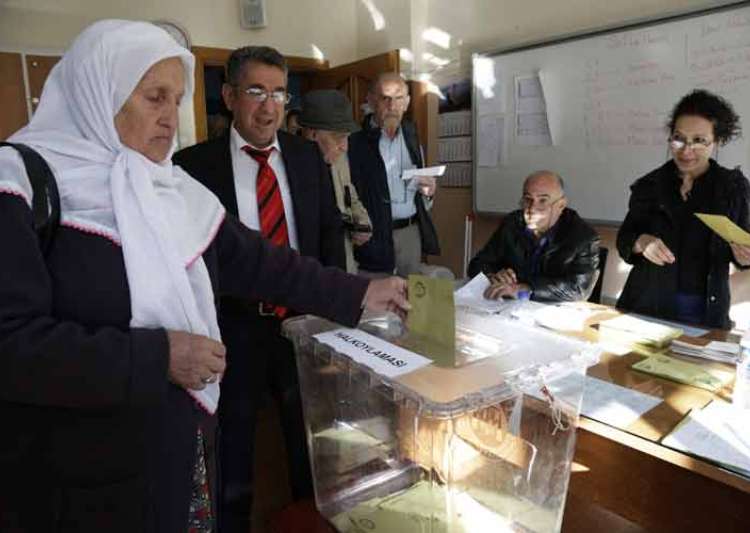 Turkish prime minister casts vote in referendum