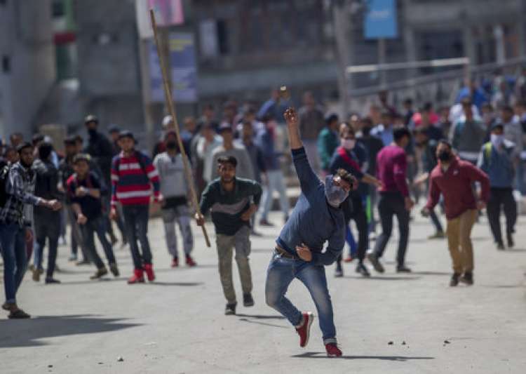 JK: Over 20 students injured in clash with police in Handwara