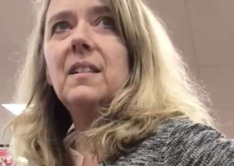 A blonde who shouts her pleasure 7