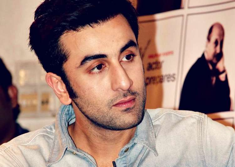 Ranbir kapoor gets intimate with mystery girl Ranbir kapoor gets intimate with mystery girl