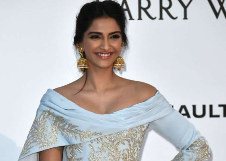 Deepika indulges in impromptu dance; makes her cousin's wedding special Deepika indulges in impromptu dance; makes her cousin's wedding special