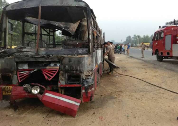 17 dead, 15 injured in truck-bus collision in UP's Bareilly 17 dead, 15 injured in truck-bus collision in UP's Bareilly