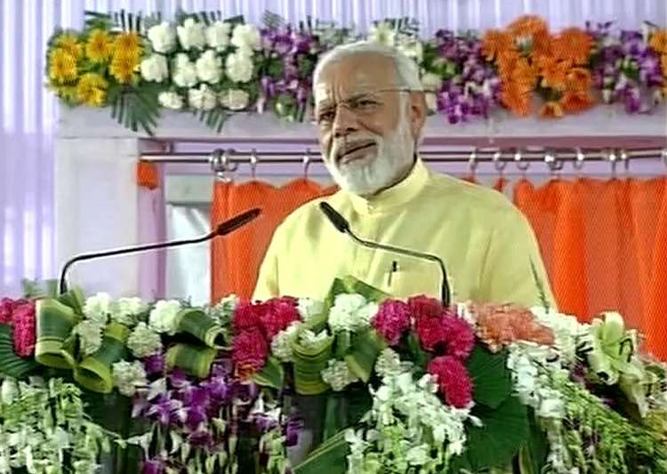 Modi does 'asanas' amid showers, says yoga connecting world