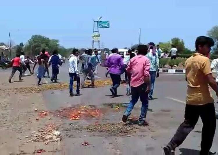 Farmers' protest turns violent in MP despite CM's assurance Farmers' protest turns violent in MP despite CM's assurance