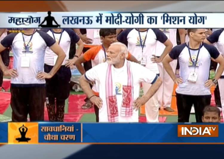Modi leads Int'l Yoga Day in Lucknow; thousands join despite rains