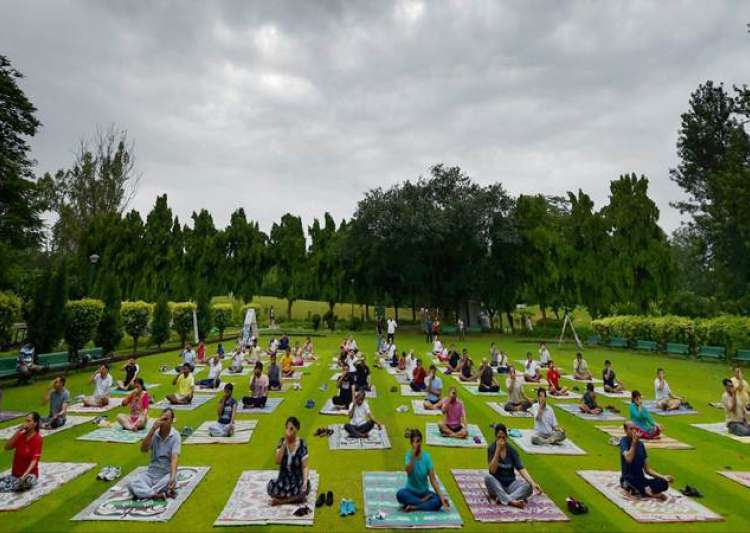 Israelis mark Yoga Day on 1500 mats depicting the future