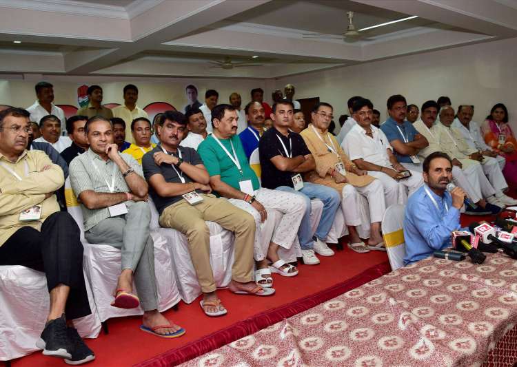 Congress MLAs return to Gujarat; taken to resort in Anand Congress MLAs return to Gujarat; taken to resort in Anand