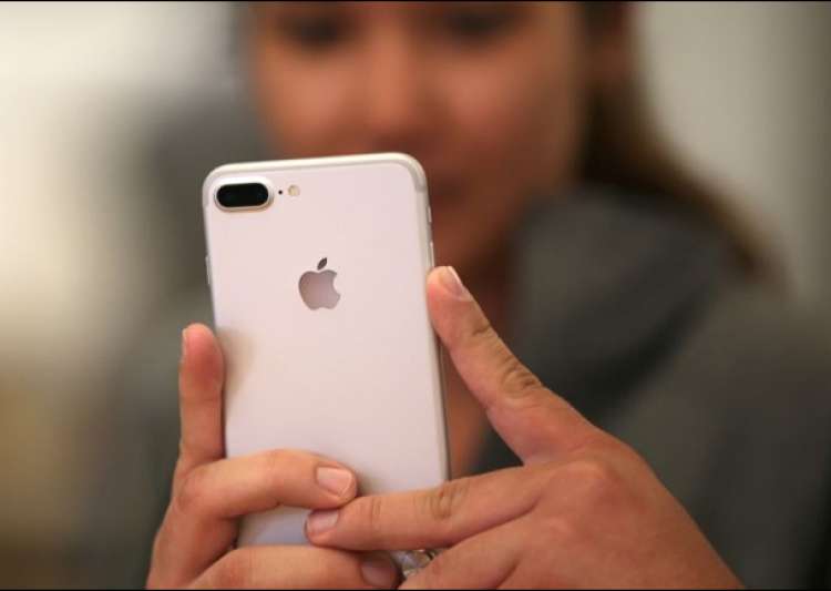 Top Analyst: The 'iPhone 8' Won't Feature Touch ID In Screen