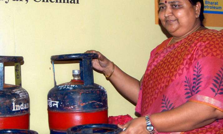 sale of 5 kg lpg cylinders allowed at petrol pumps across