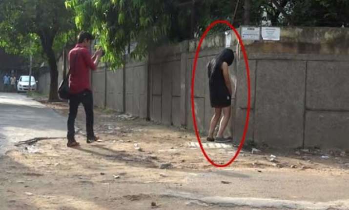 Watch Video A Woman Caught Peeing On Streets Indiatv News