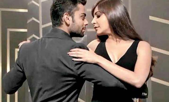 did anushka sharma kiss virat kohli view pics