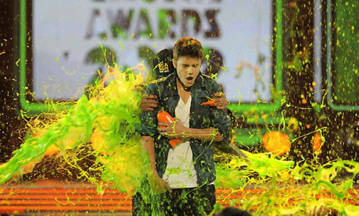 bieber berry slimed at kids choice awards