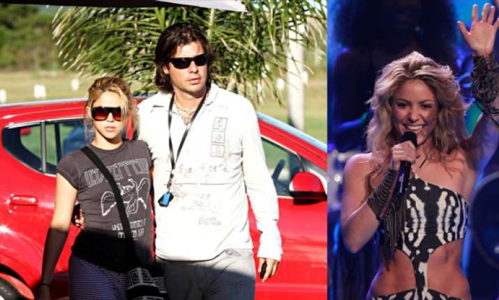 it s official shakira splits from boyfriend of 11 years