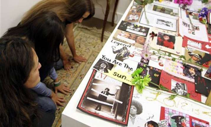 michael jackson house contents sell for nearly 1 million