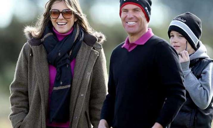 shane warne elizabeth hurley kiss on golf course