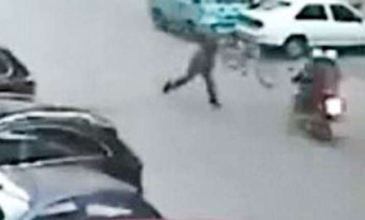 man in china throws cycle at robbers to catch them