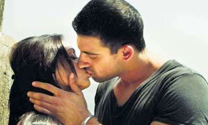 mallika s 17 kisses record broken in yeh saali zindagi