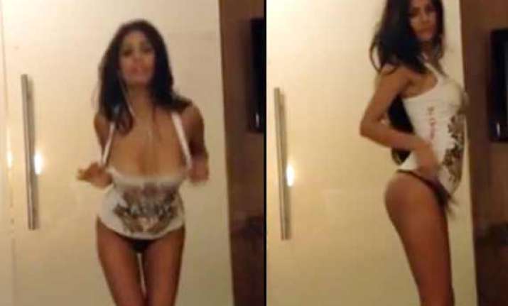 poonam pandey s dirty dancing video goes viral view pics
