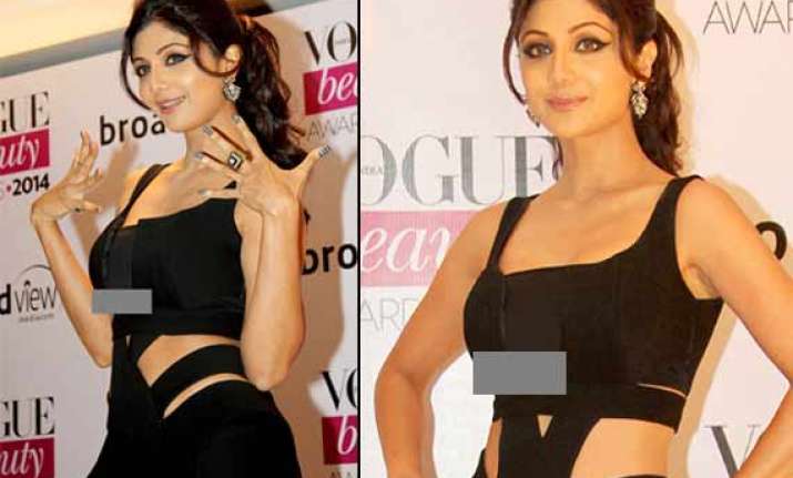 Shilpa Shetty Suffers Wardrobe Malfunction At Vogue Beauty Awards 2014 See Pics