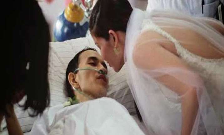 heartbreaking dying cancer patient marries girlfriend hours