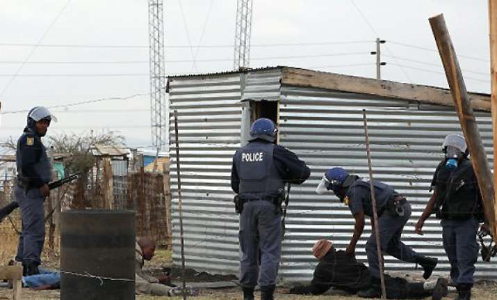 safrican police fire gas force people into shacks