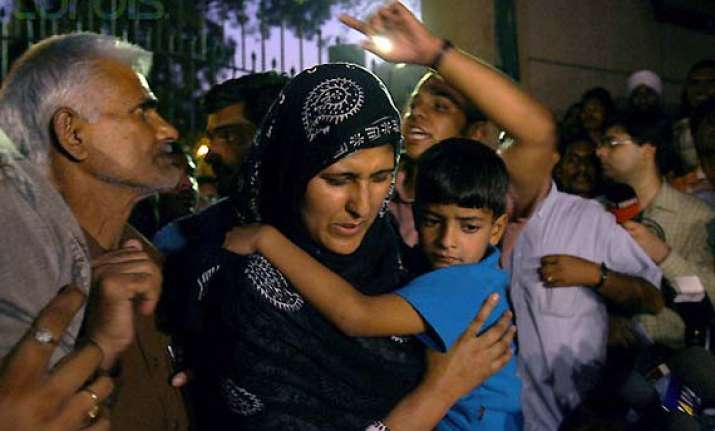 allow family to perform last rites afzal s wife