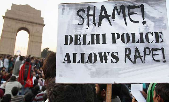 delhi protests rage barricades broken at sonia house