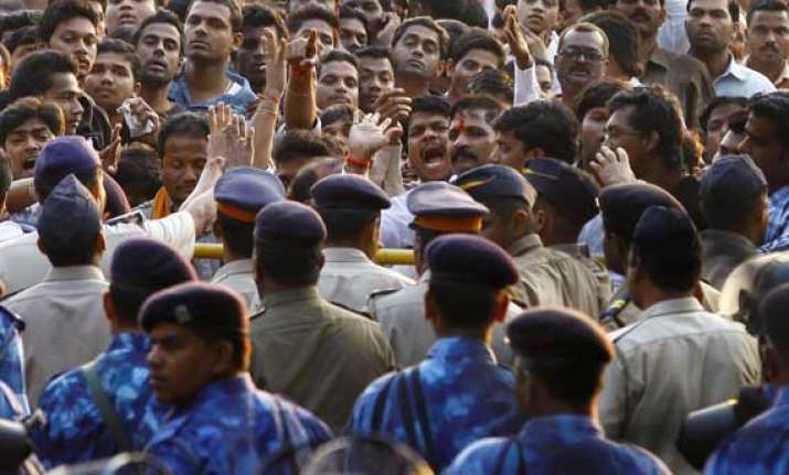 mumbai police appeals to citizens to curtail movements today