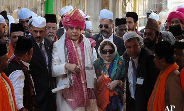 pak pm prays for peace at ajmer shrine meets khurshid over