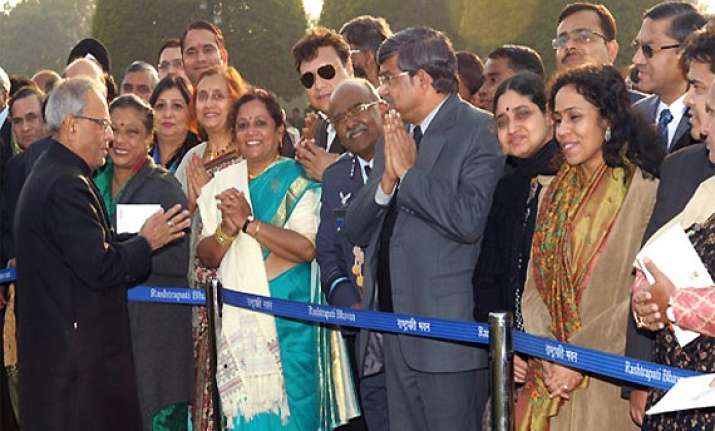 president pranab mukherjee mingles with guests at