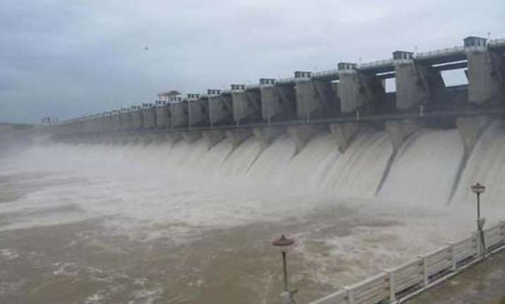 sc asks karnataka to release 2.44 tmc cauvery water to tn