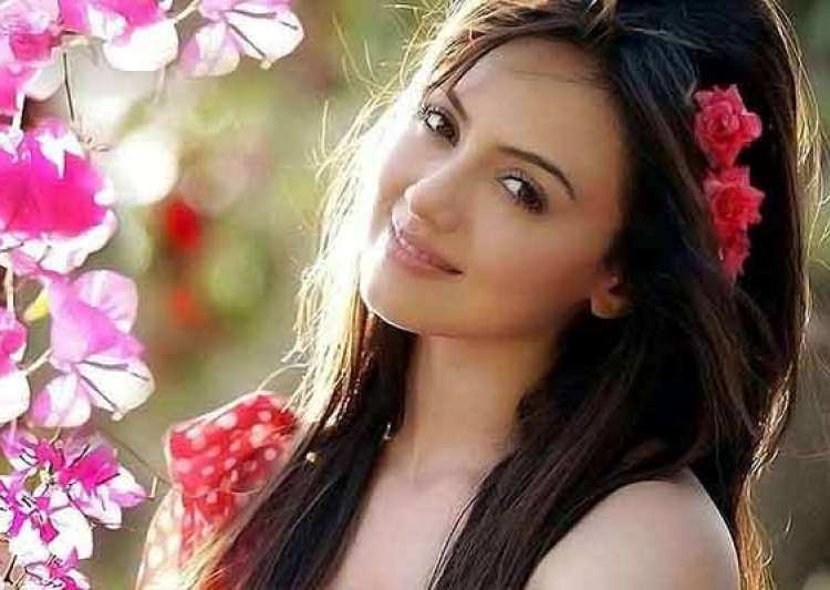 <b>poonam khanna</b> who cheated actress sana khan arrested- India Tv - IndiaTvea95fd_sanaKhan