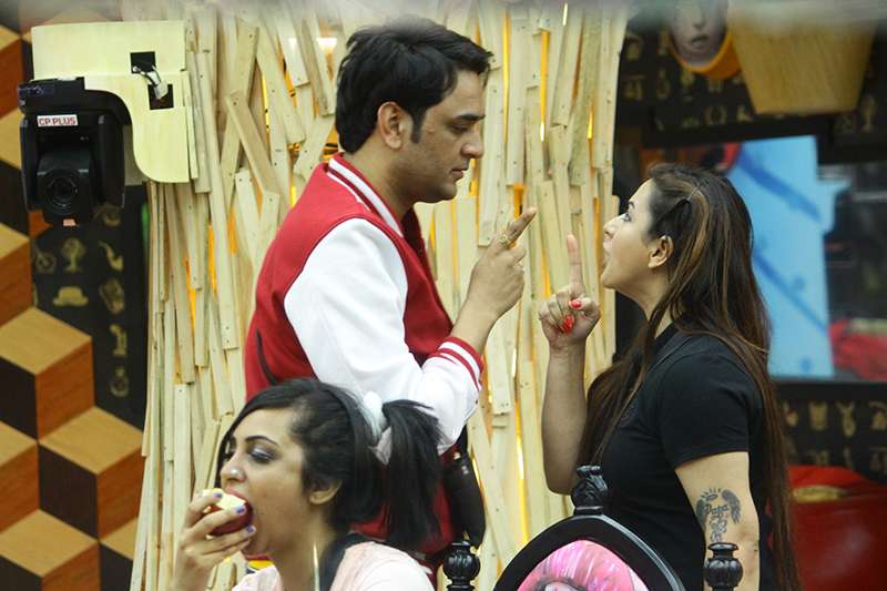 Bigg Boss 11 Shilpa Shinde Vikas Gupta S Fight Turns Ugly Akash