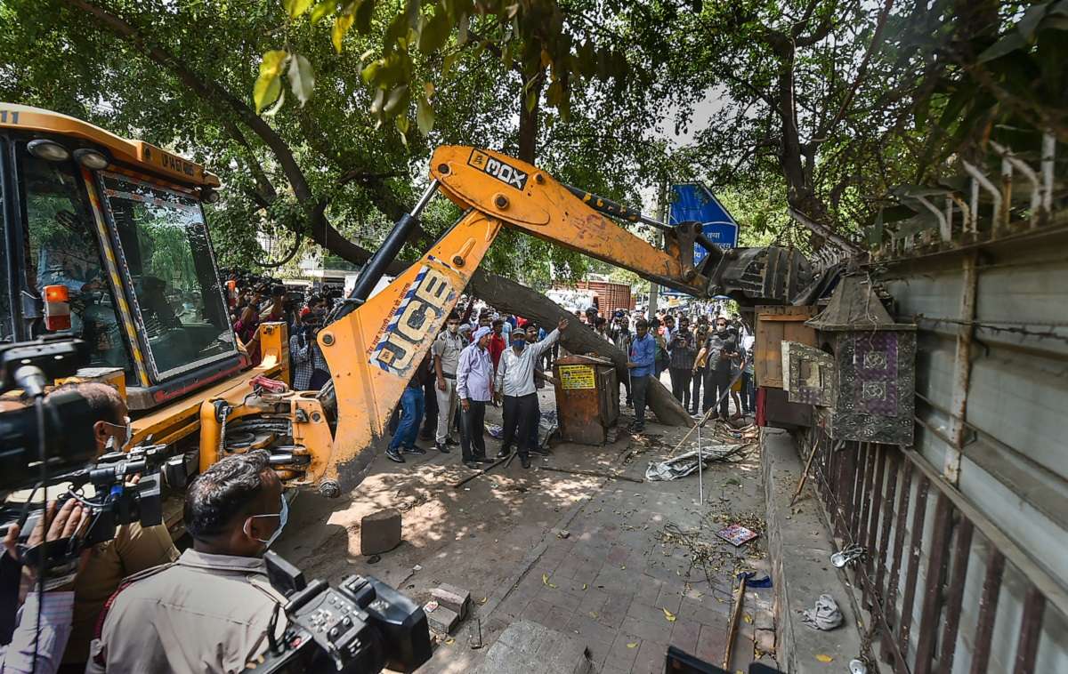 Anti Encroachment Drive Bulldozers Roll Into South Delhi S New Friends