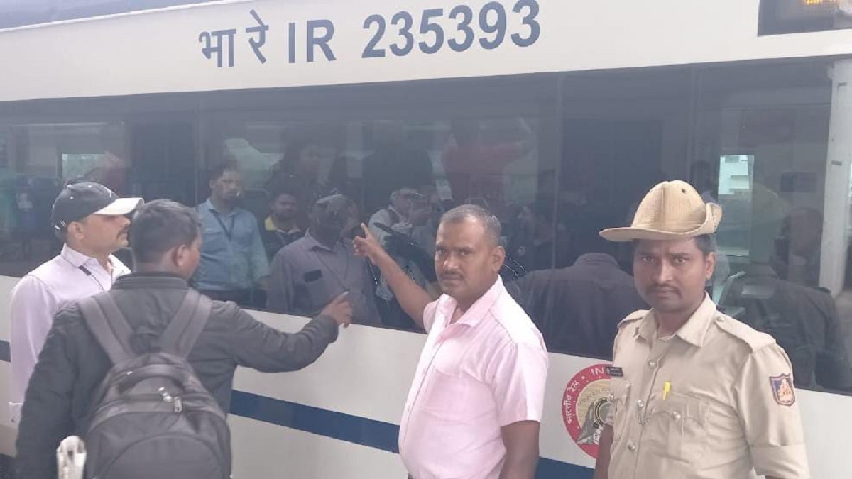 Stones Pelted On Bengaluru Dharwad Vande Bharat Express For Second Time