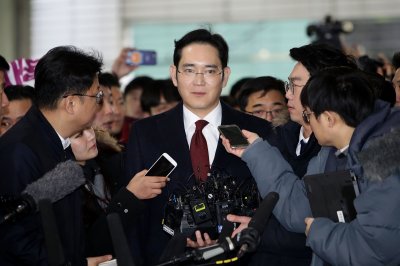 Prosecutors seek arrest warrant for Samsung heir in bribery