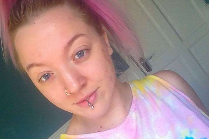 Beautiful woman thinks she’s ugly, takes 100 selfies