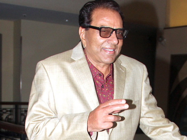 I want him to fly with his confidence: Dharmendra on
