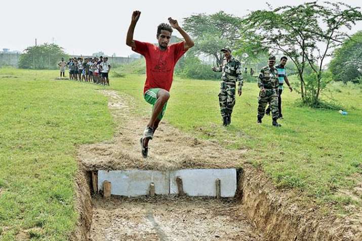 1,300 Kashmiri youths appear for Army recruitment exam amid