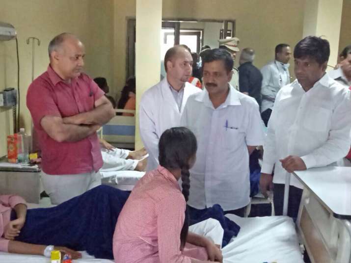Kejriwal, Sisodia meeting students at one of the hospitals