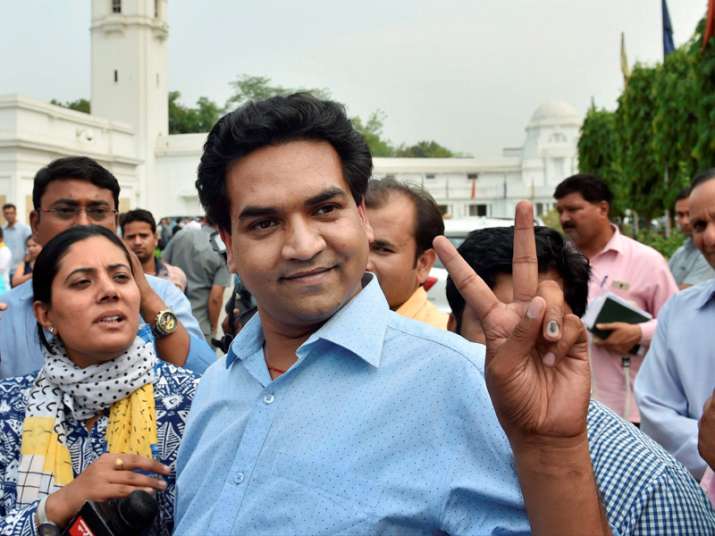 Kapil Mishra outside Delhi Assembly