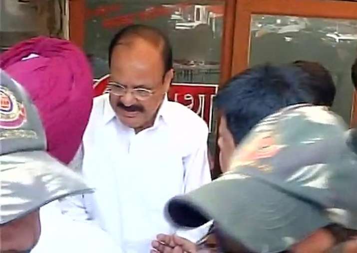 Venkaiah Naidu, Manoj Tiwari visit lynched e-rickshaw