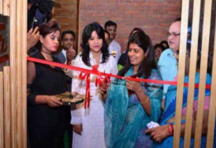 Row over UP minister Swati Singh 'inaugurating' beer bar in