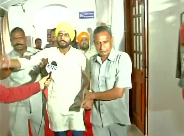 Two men hurl paper missiles inside House, thrashed by AAP