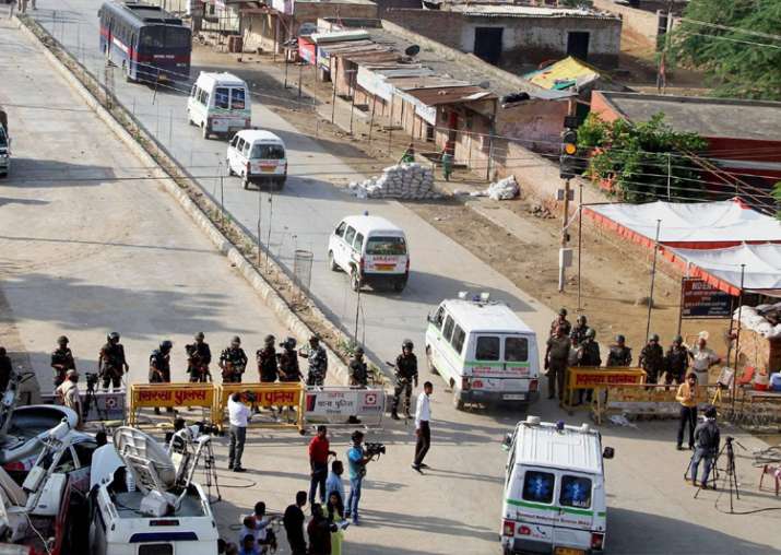Sirsa: Vehicles of the search team move towards Dera Sacha